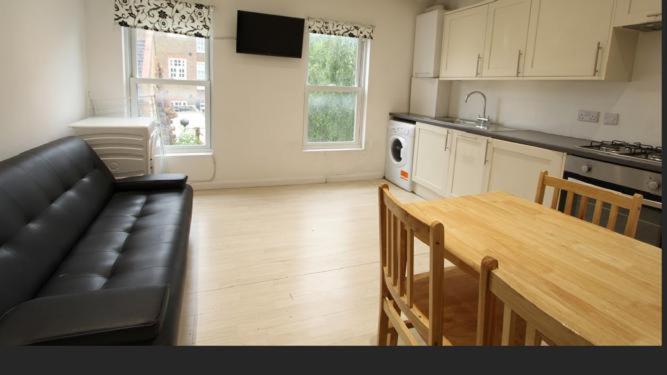 Renovated Family Room With Shared Kitchen And Bathroom In Angel London Exterior photo